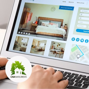 A imagem mostra um usuário fazendo uma reserva estilo booking ou Airbnb ou pode ser também o funcionário de um hotel fazenda, pousada, administrador anfitrião de local de aluguel de  temporada