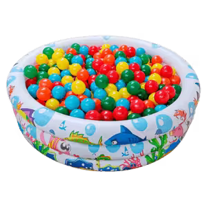 Imagem sugere brincadeira infantil com brinquedos em piscina de bolinhas